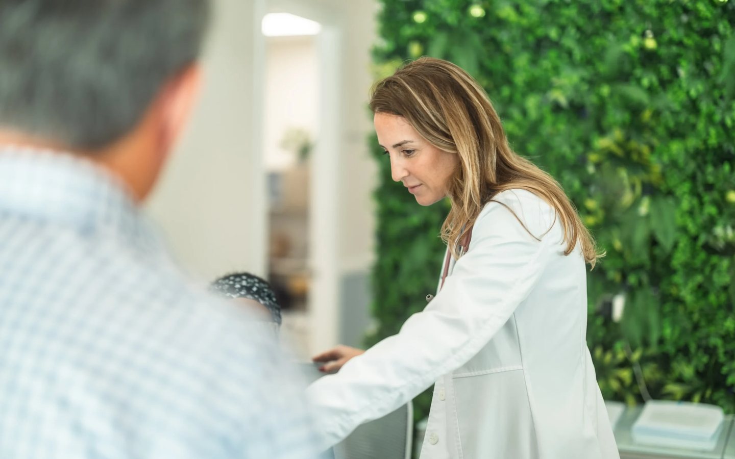 Dr. Ellie Delgiacco of Cancer Specialists with a patient